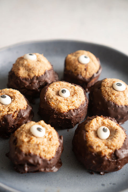 Läskiga mandeltryfflar (Halloween-ögonglober)