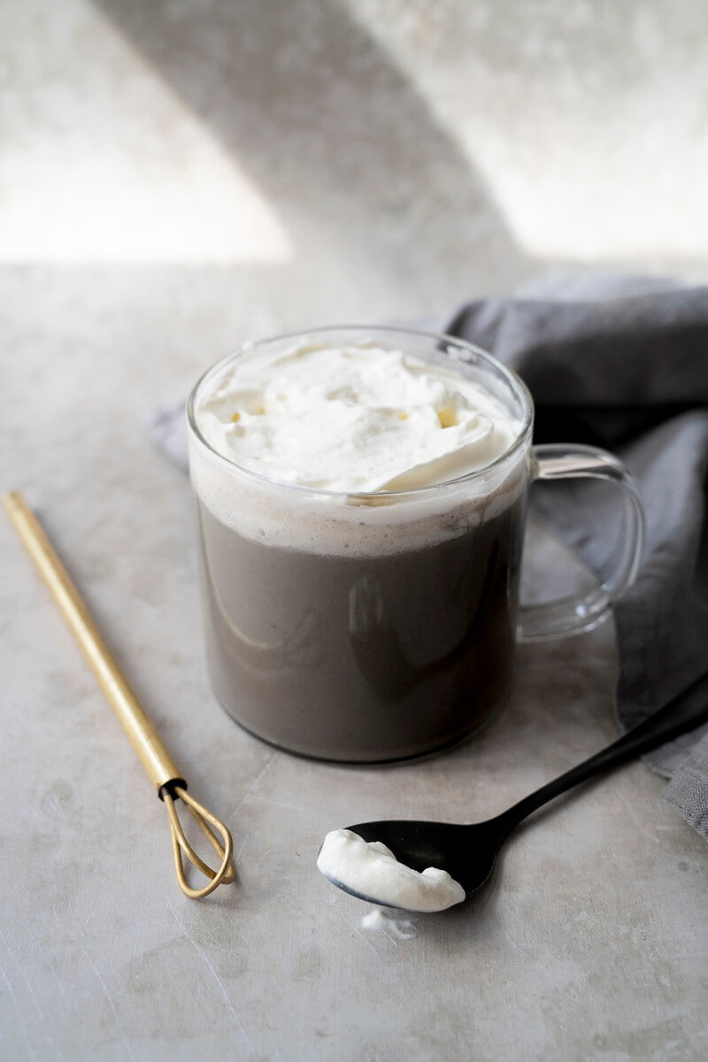 Svart kull-latte