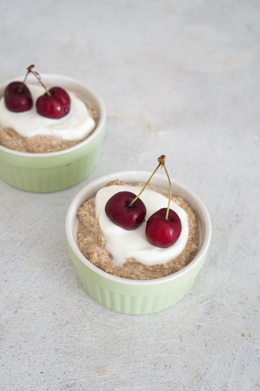 Krämig bovete-bowl med mandel & körsbär