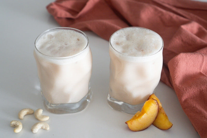 Forfriskende sommerdrikk med fersken og cashewnøtter