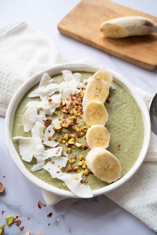 Smoothie bowl med pistage- och havremassa